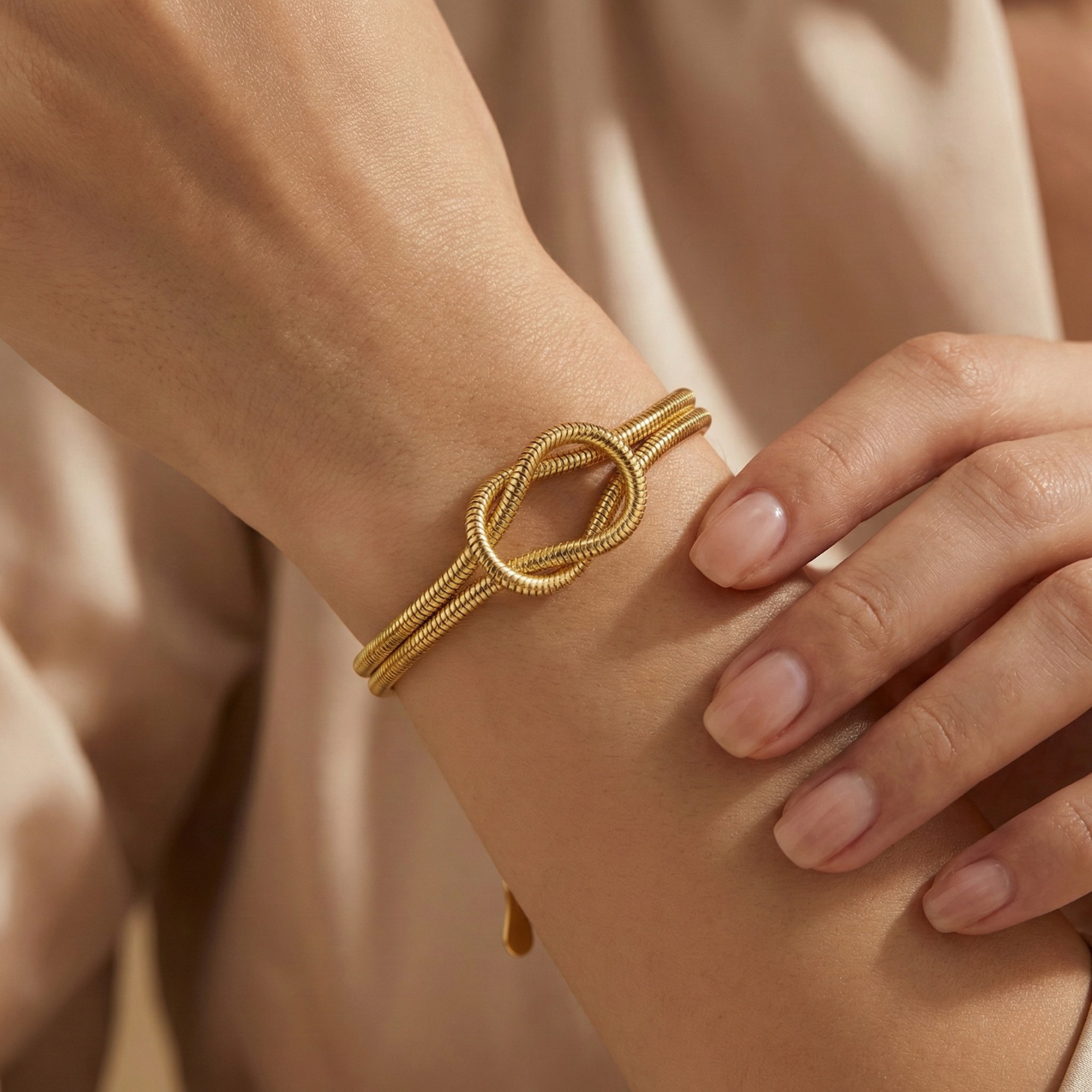 Pulsera de Doble Cordón con Nudo Infinito – 100% Acero Bañado en Oro 18K