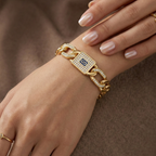 Pulsera de Eslabones "Curb" con Emblema Central y Brillantes – 100% Acero Bañado en Oro 18K