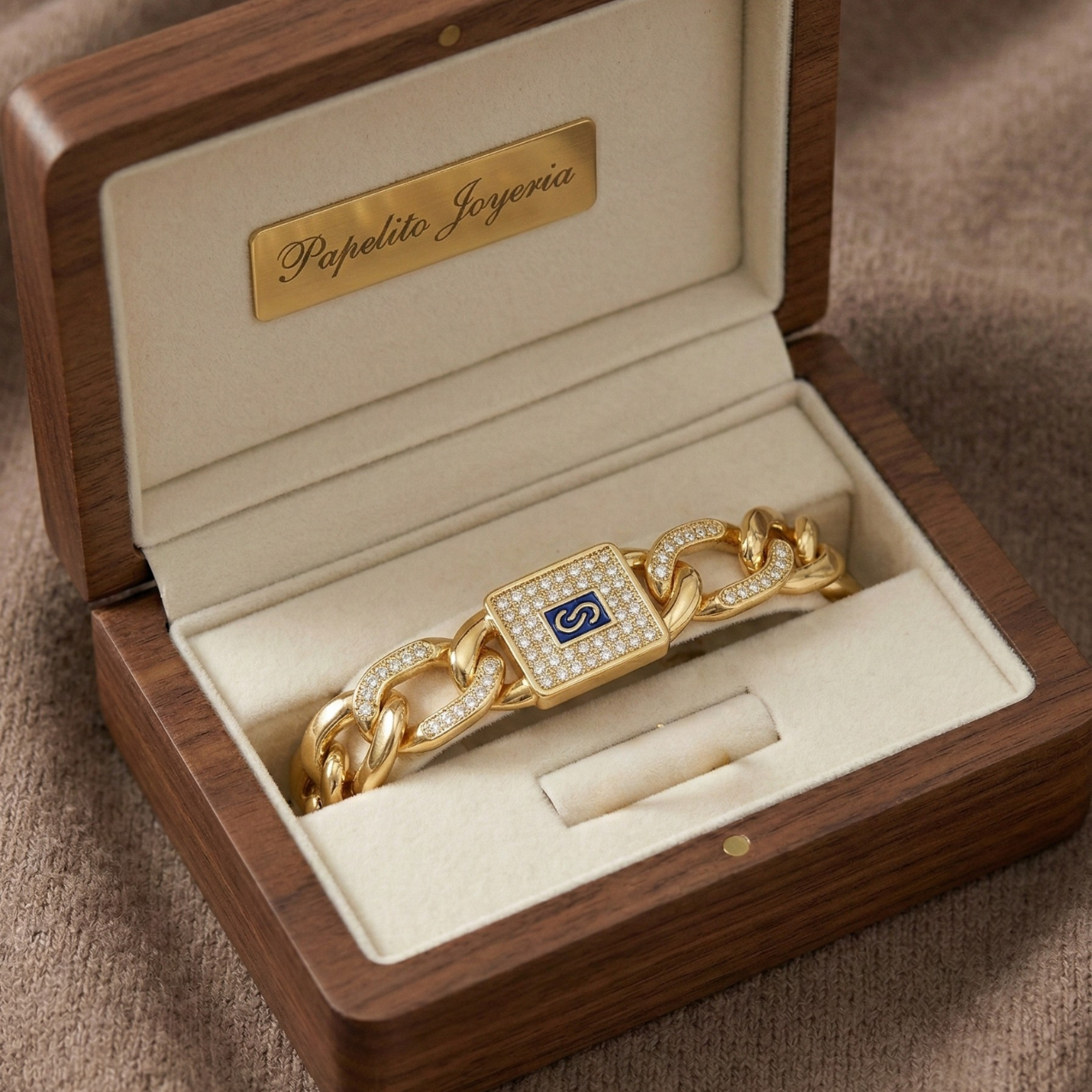 Pulsera de Eslabones "Curb" con Emblema Central y Brillantes – 100% Acero Bañado en Oro 18K