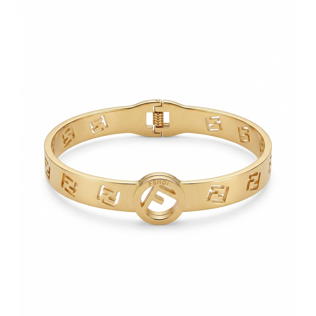Brazalete Rígido con Logotipo Calado - 100% Acero con Baño de Oro 18K