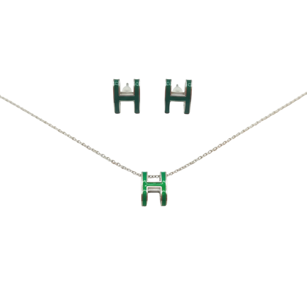 Conjunto Collar y Pendientes con Diseño de Letra 'H' Esmaltada Verde - 100% Acero Bañado en Rodio