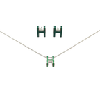 Conjunto Collar y Pendientes con Diseño de Letra 'H' Esmaltada Verde - 100% Acero Bañado en Rodio