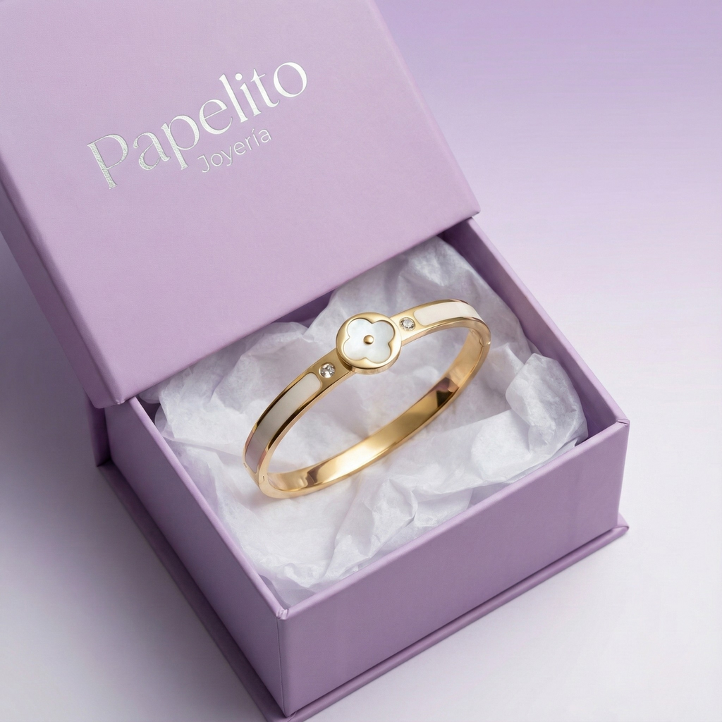 Pulsera Rígida con Trébol de Nácar y Circonitas, Detalles Esmaltados Blancos - 100% Acero Bañado en Oro 18K