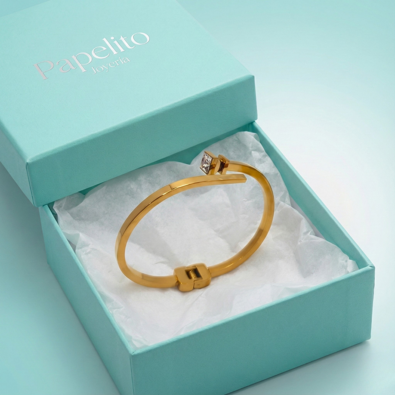 Pulsera Rígida con Diseño de Clavo y Circonita - 100% Acero Bañado en Oro 18K