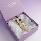 Pulsera Rígida con Trébol Esmaltado Negro, Detalles Blancos y Circonitas - 100% Acero Bañado en Oro 18K