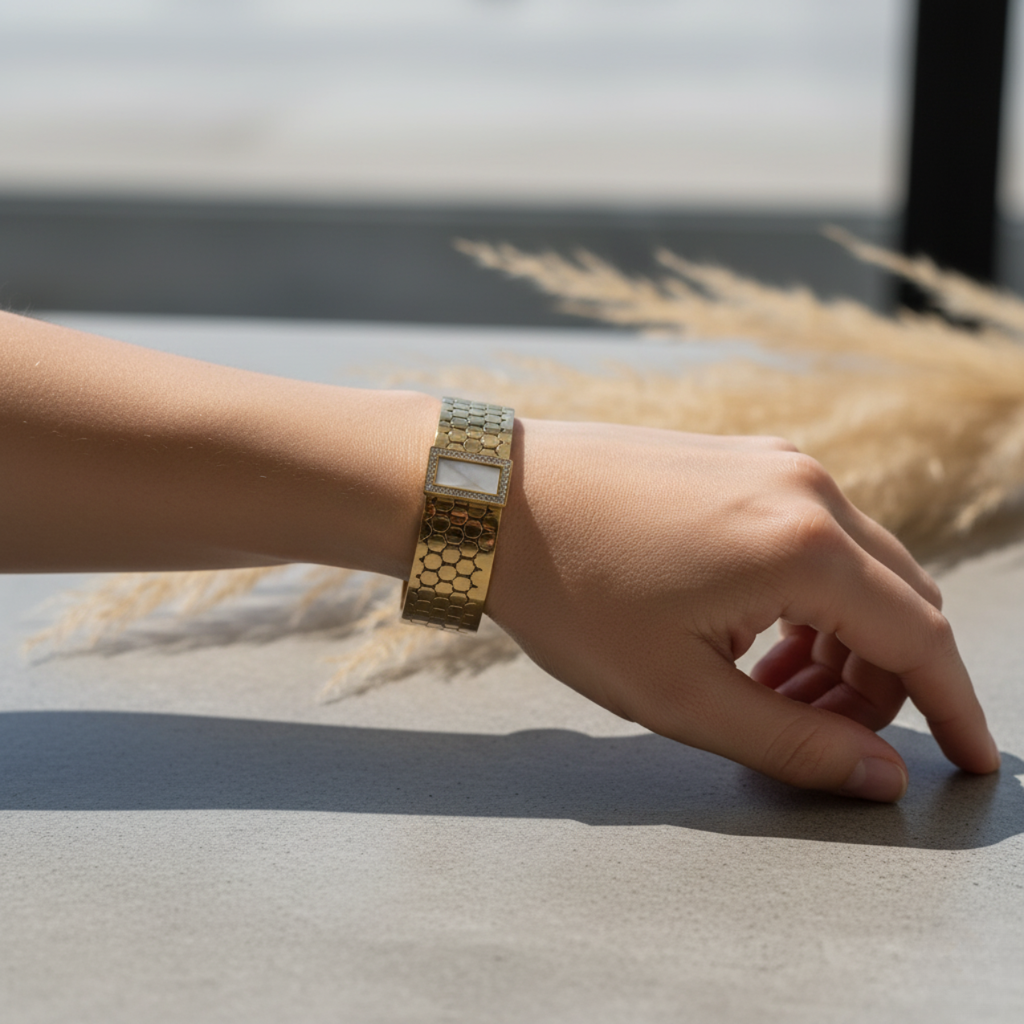 Pulsera Rígida de Acero Chapado en Oro 18K con Diseño Hexagonal y Nácar