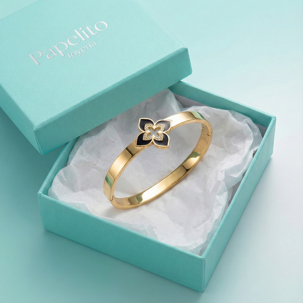 Pulsera Rígida con Flor de Cuatro Pétalos Esmaltada y Circonitas - 100% Acero Bañado en Oro 18K