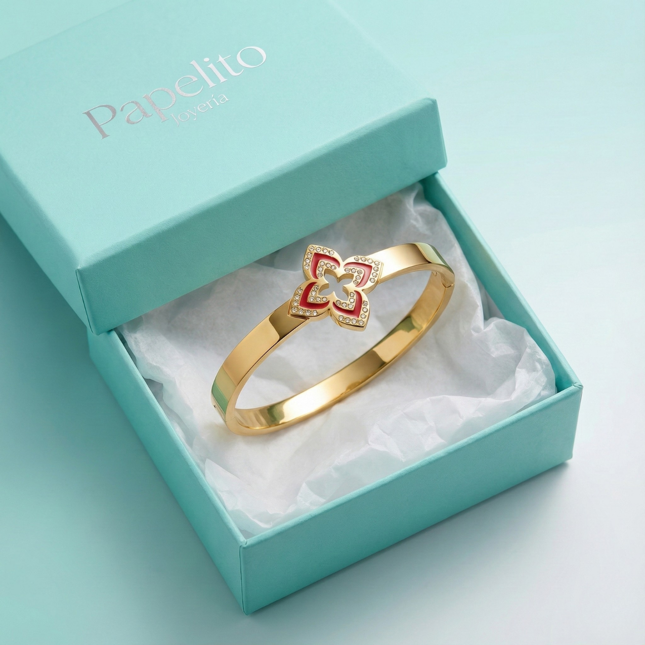 Pulsera Rígida con Flor de Cuatro Pétalos Esmaltada Roja y Circonitas - 100% Acero Bañado en Oro 18K