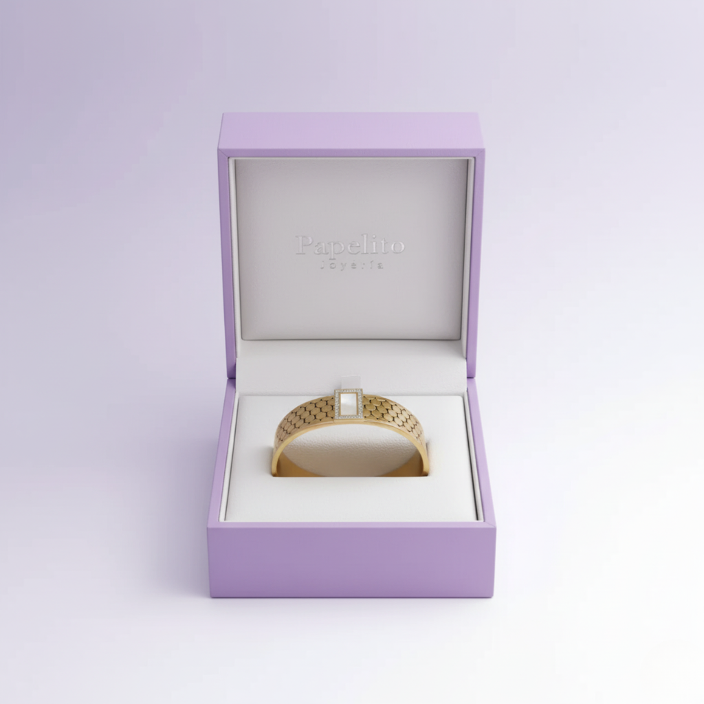 Pulsera Rígida de Acero Chapado en Oro 18K con Diseño Hexagonal y Nácar