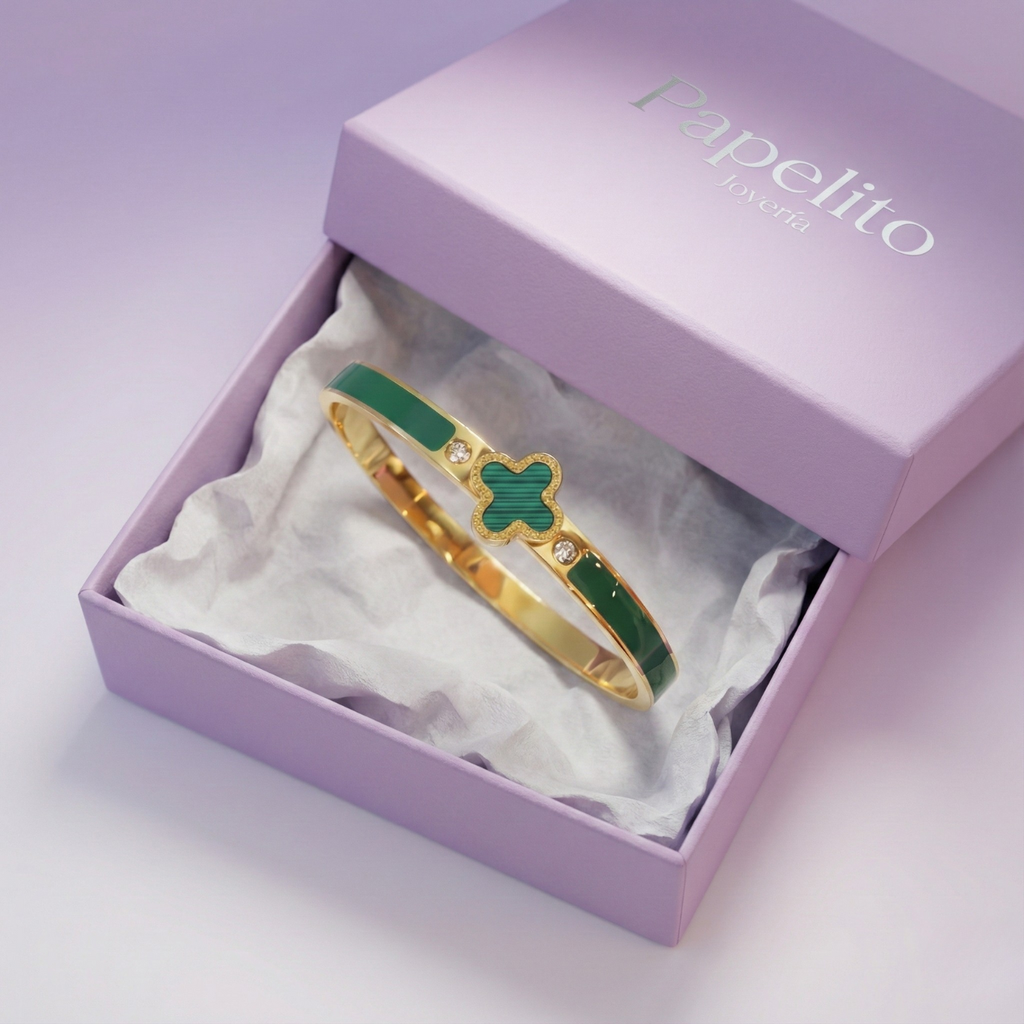 Pulsera Rígida con Diseño de Trébol Esmaltado Verde y Circonitas - 100% Acero Bañado en Oro 18K
