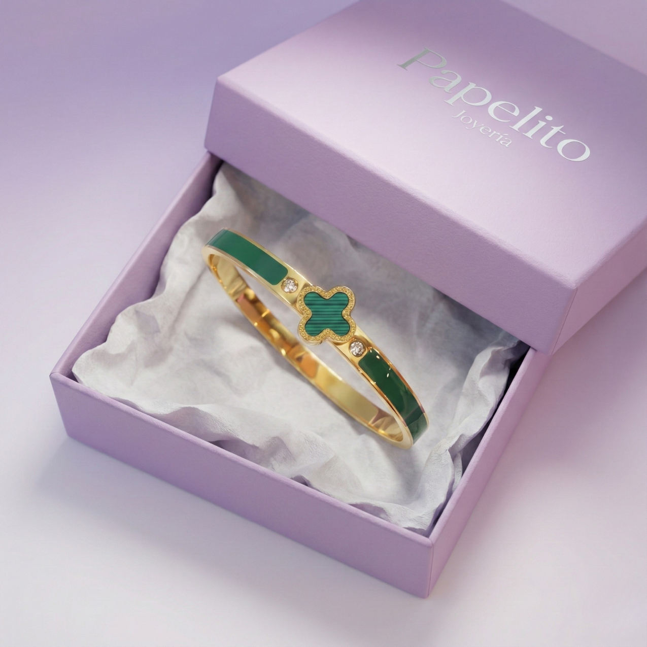 Pulsera Rígida con Diseño de Trébol Esmaltado Verde y Circonitas - 100% Acero Bañado en Oro 18K