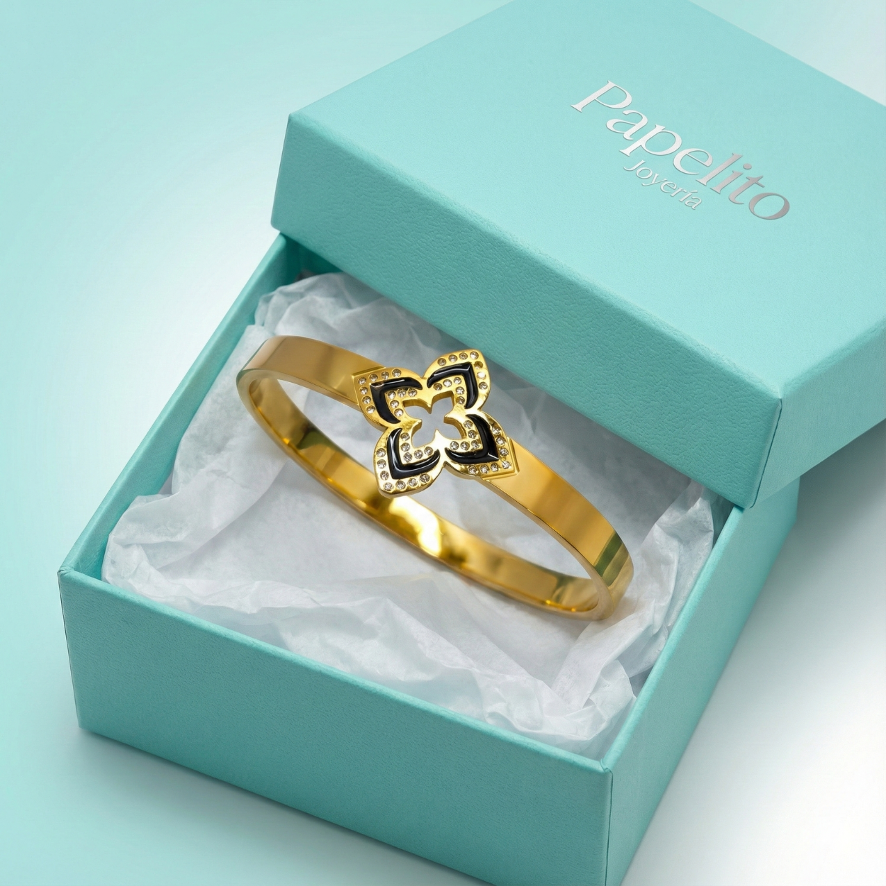 Pulsera Rígida con Flor de Cuatro Pétalos Esmaltada y Circonitas - 100% Acero Bañado en Oro 18K