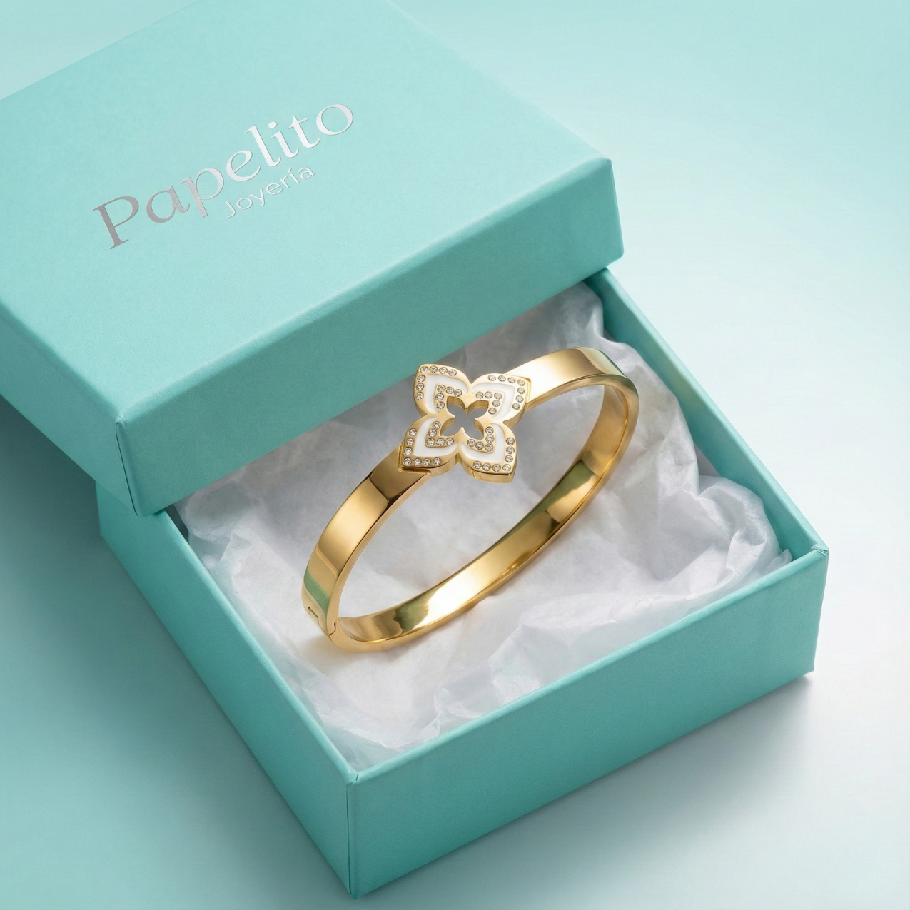 Pulsera Rígida con Flor de Cuatro Pétalos Esmaltada y Circonitas - 100% Acero Bañado en Oro 18K