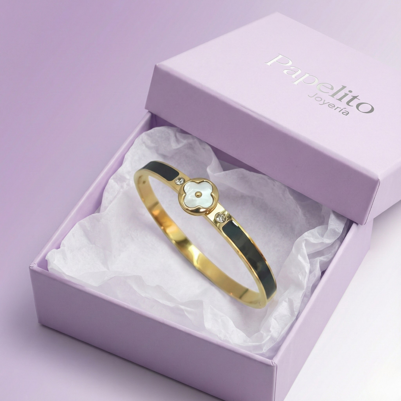 Pulsera Rígida con Diseño de Trébol de Nácar y Circonitas, Detalles Esmaltados Negros - 100% Acero Bañado en Oro 18K