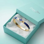 Pulsera Rígida con Diseño de Trébol Esmaltado Azul y Circonitas - 100% Acero Bañado en Oro 18K