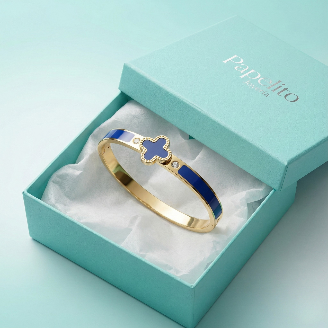 Pulsera Rígida con Diseño de Trébol Esmaltado Azul y Circonitas - 100% Acero Bañado en Oro 18K
