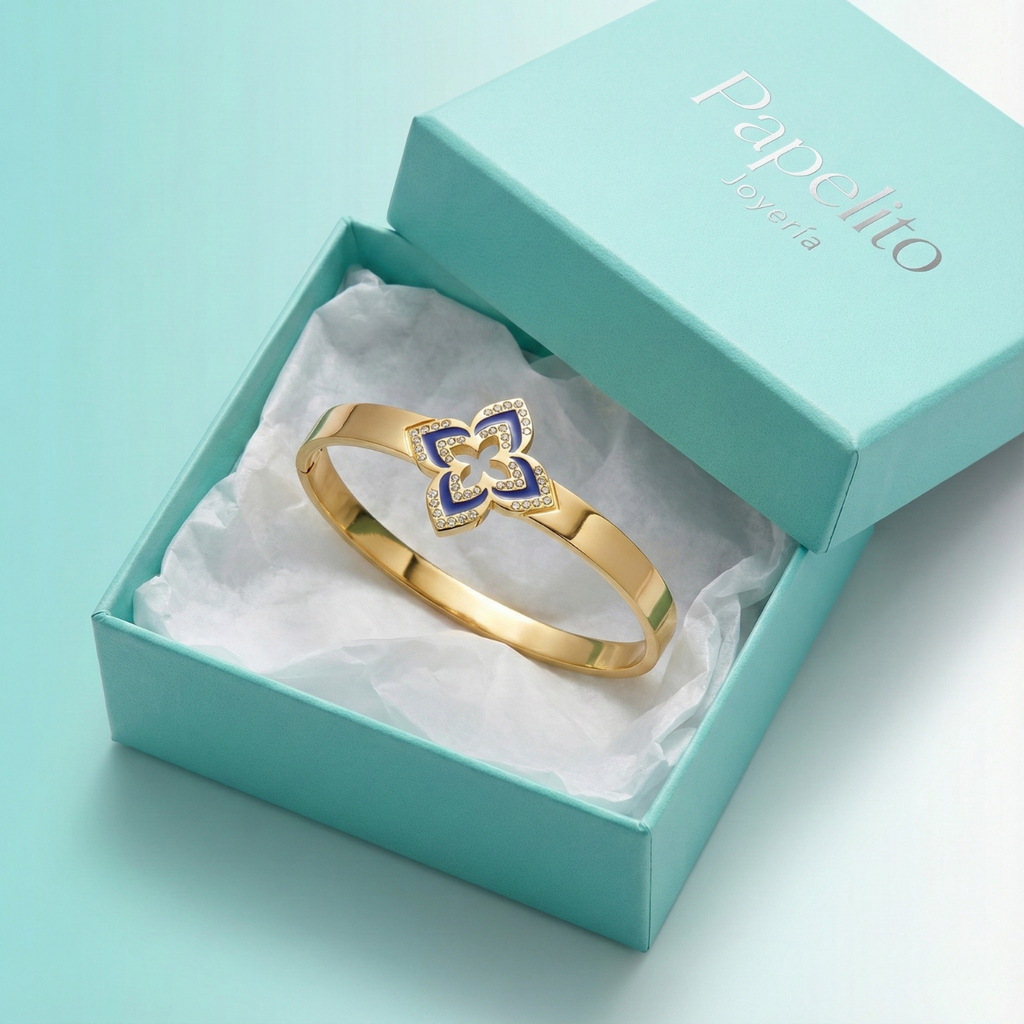 Pulsera Rígida con Flor de Cuatro Pétalos Esmaltada Azul y Circonitas - 100% Acero Bañado en Oro 18K