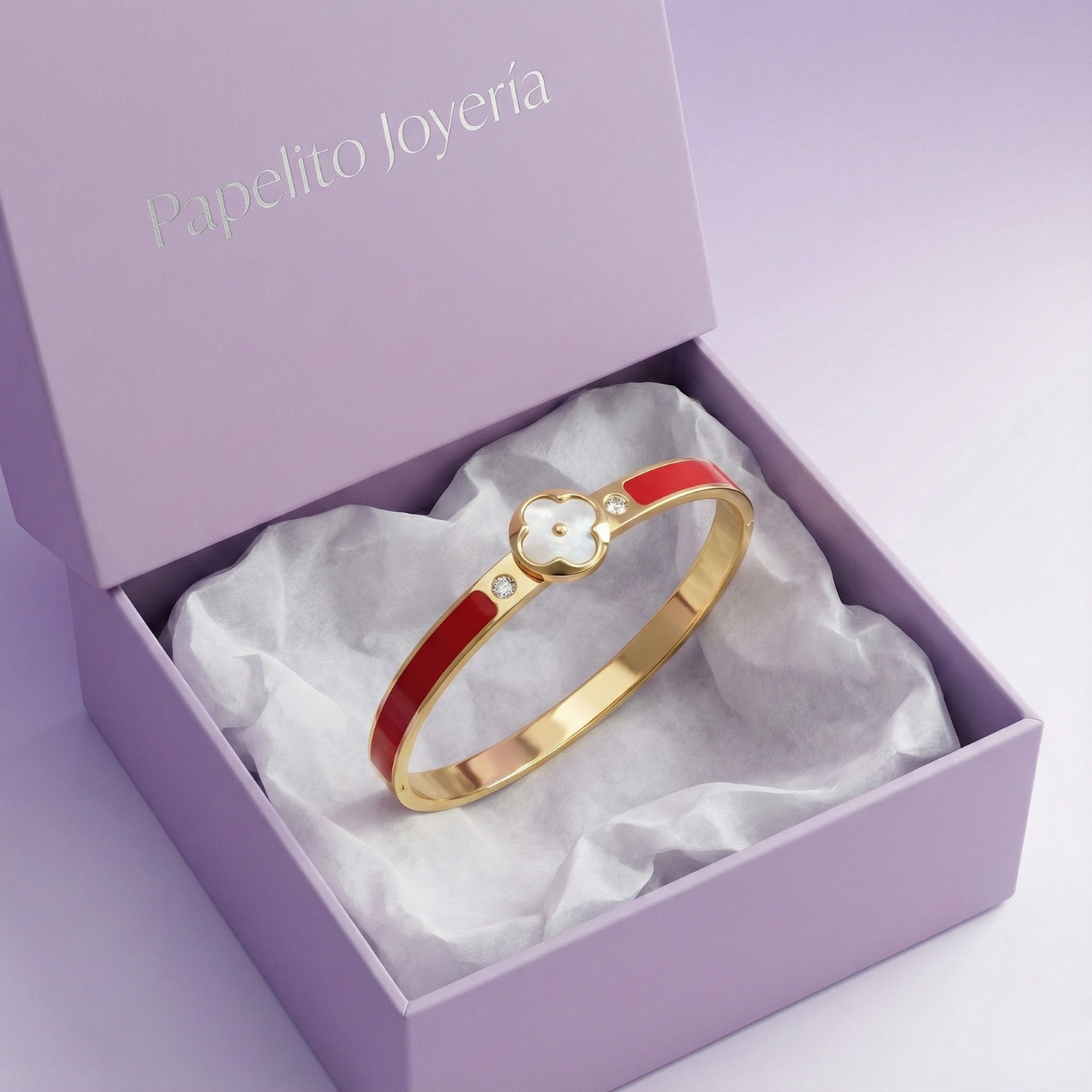 Pulsera Rígida con Trébol de Nácar y Circonitas, Detalles Esmaltados Rojos - 100% Acero Bañado en Oro 18K