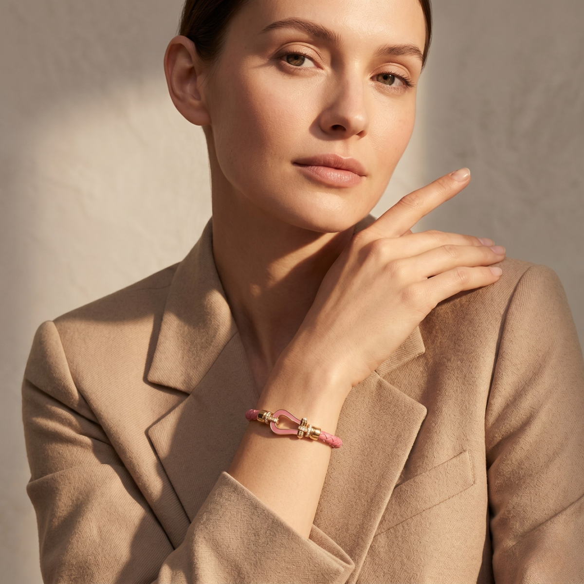 Pulsera Rose Éclat con Broche de Silueta Bold