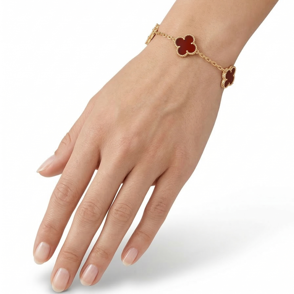 Pulsera Amuleto de Tréboles en Esmalte Rojo – 100% Acero Bañado en Oro 18K