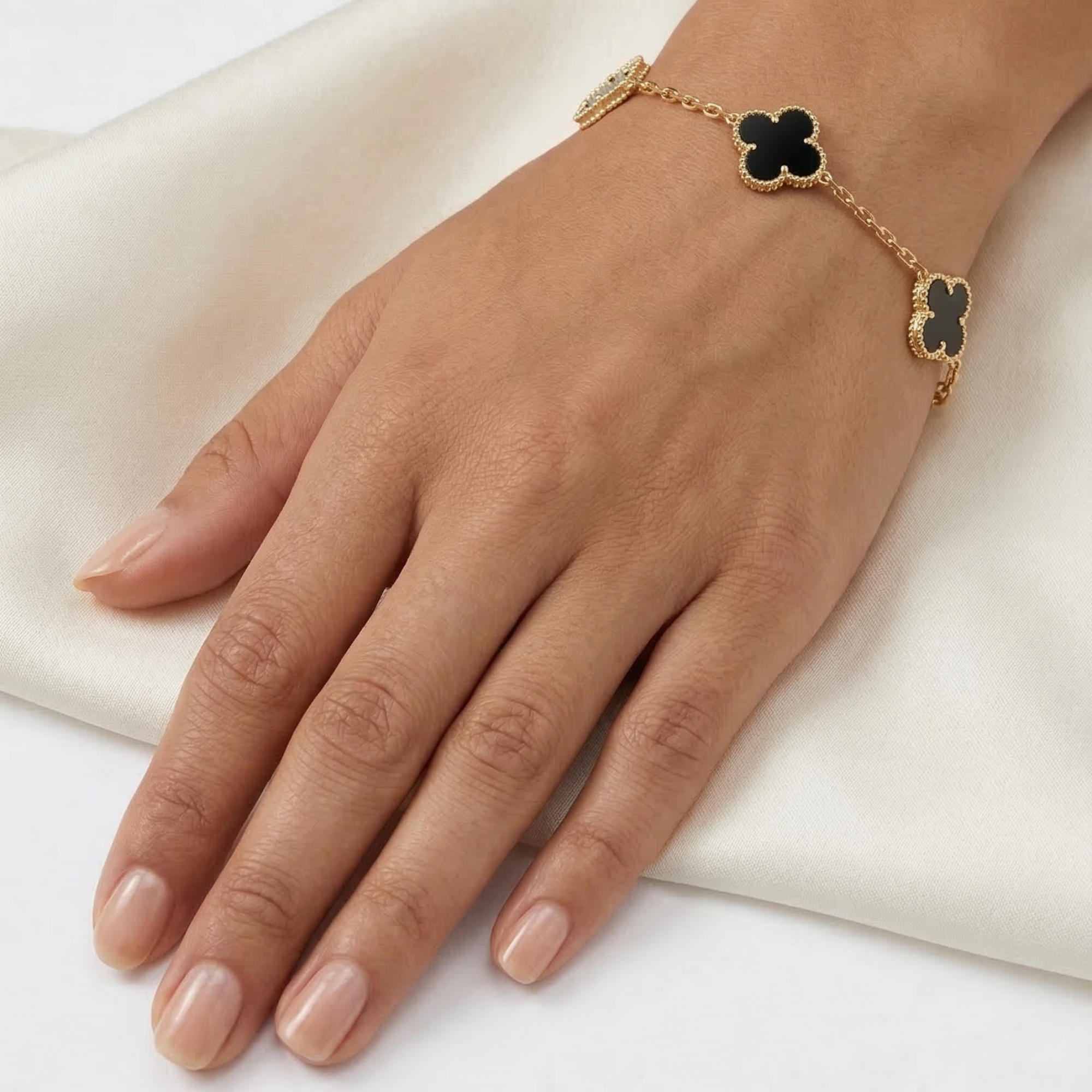 Brazalete Trébol Onyx - Acero Inoxidable Bañado en Oro de 18K (100% Calidad)