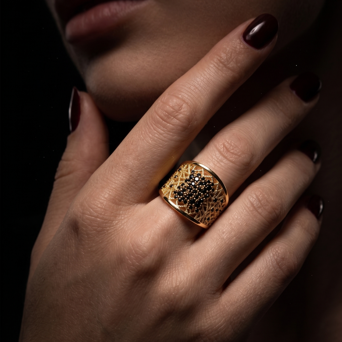 Anillo Mosaic Noir de Calado Arquitectónico
