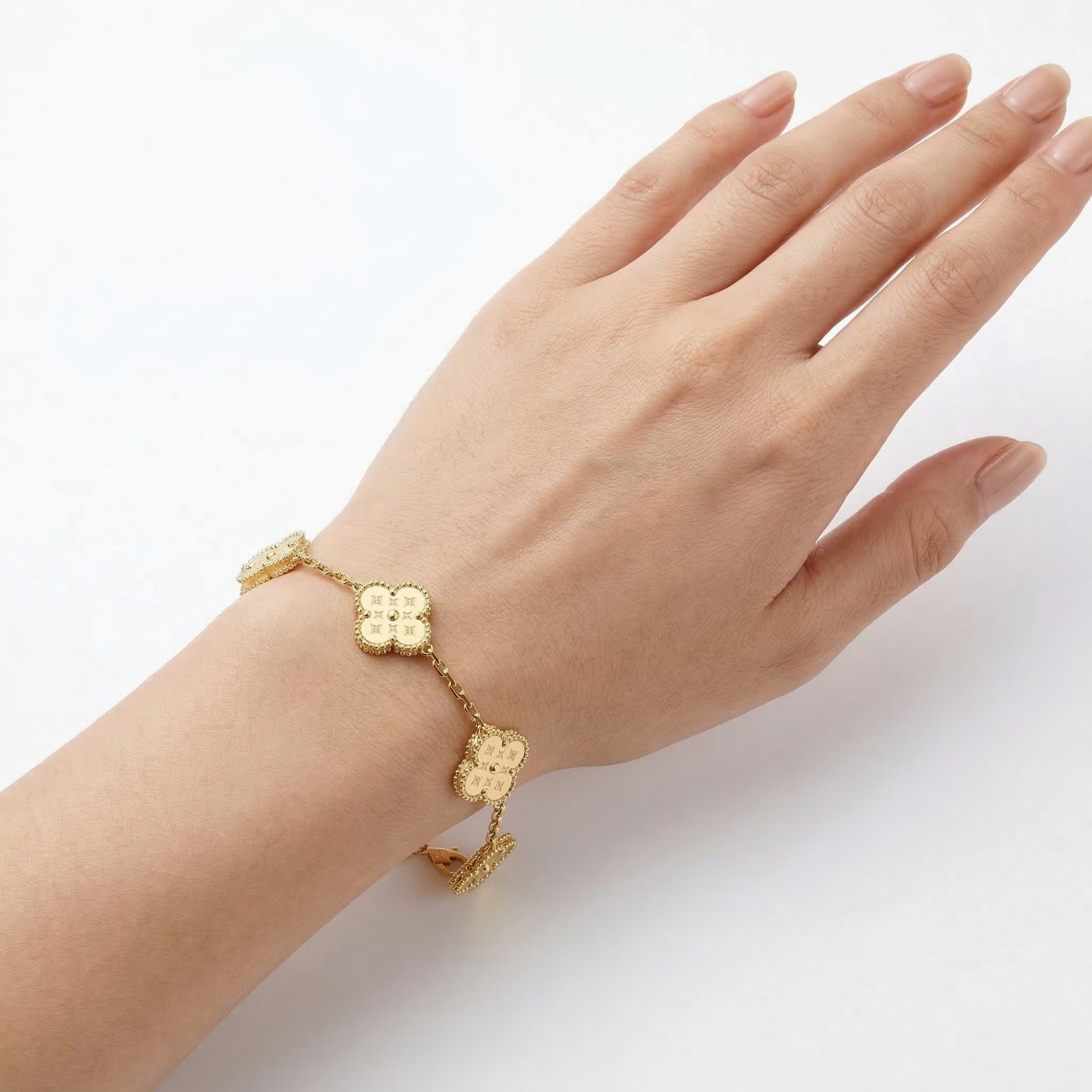 Pulsera de Tréboles Grabados - 100% Acero Bañado en Oro 18K