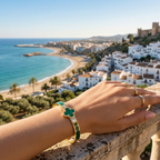 Pulsera Rígida con Diseño de Trébol Esmaltado Verde y Circonitas - 100% Acero Bañado en Oro 18K