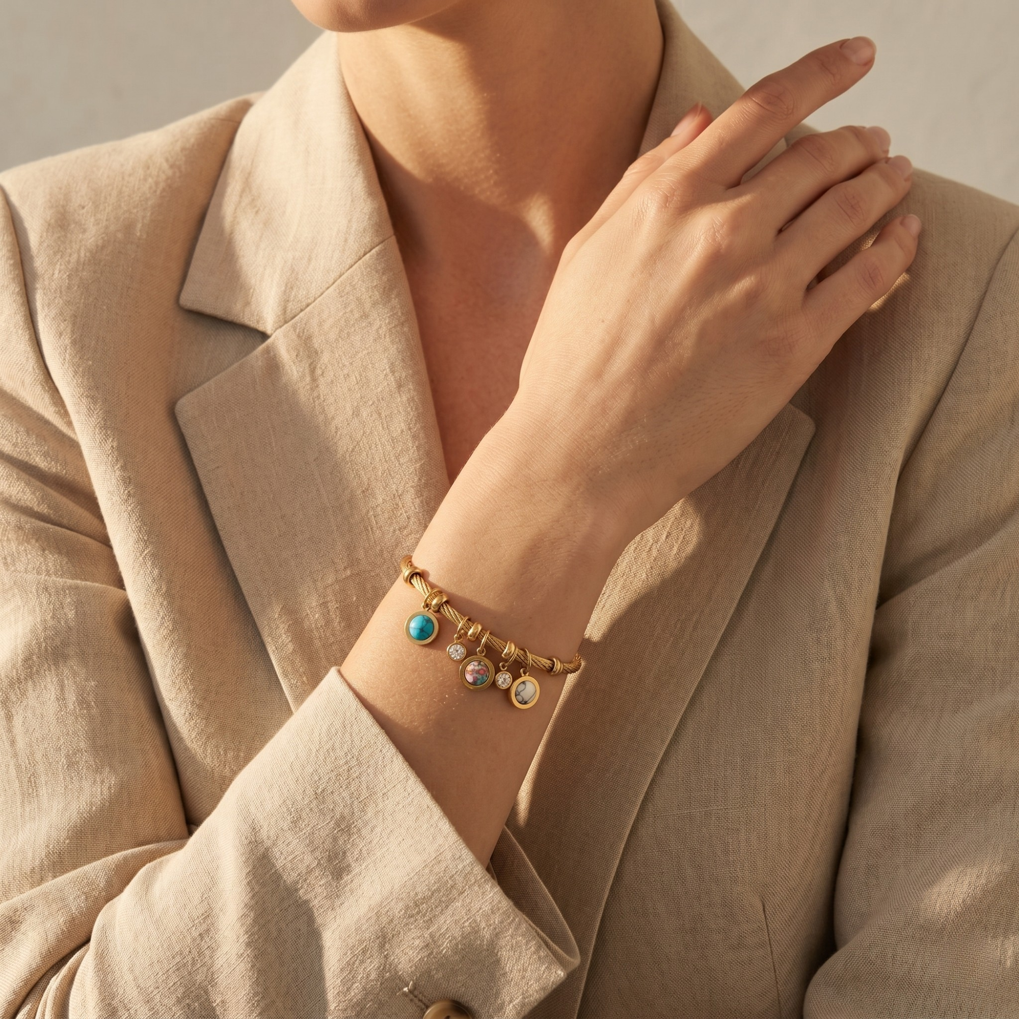 Pulsera Rígida Trenzada de Acero Chapado en Oro 18K con Dijes de Piedras y Brillantes