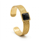 Pulsera Brazalete Ancho con Piedra Rectangular Negra y Grabado 100% Acero Bañado en Oro 18K