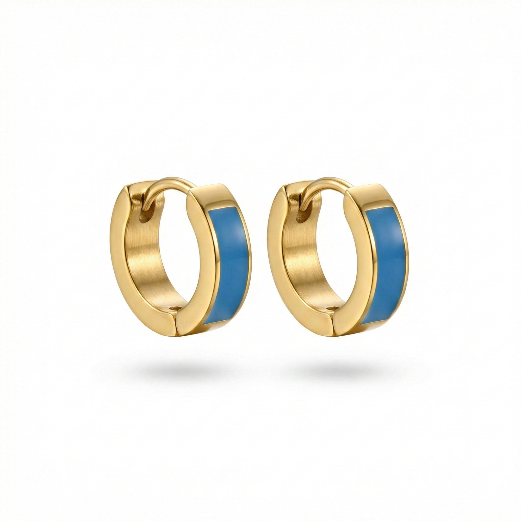 Pendientes de Aro Robusto con Detalle de Esmalte Azul Eléctrico - 100% Acero Bañado en Oro 18K