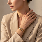 Pulsera Rígida Diseño Entrelazado con Clavo, Circonitas y Esmalte Negro 100% Acero Bañado en Oro 18K