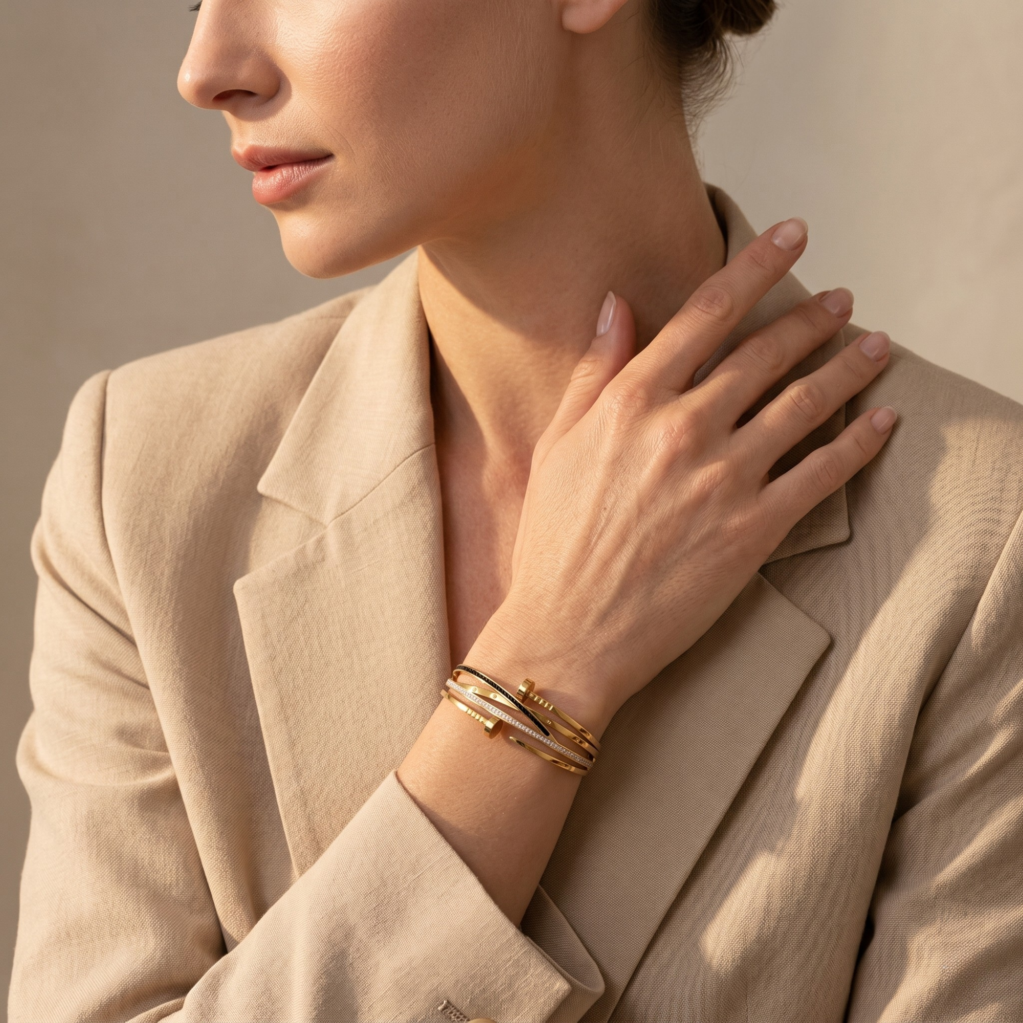 Pulsera Rígida Diseño Entrelazado con Clavo, Circonitas y Esmalte Negro 100% Acero Bañado en Oro 18K