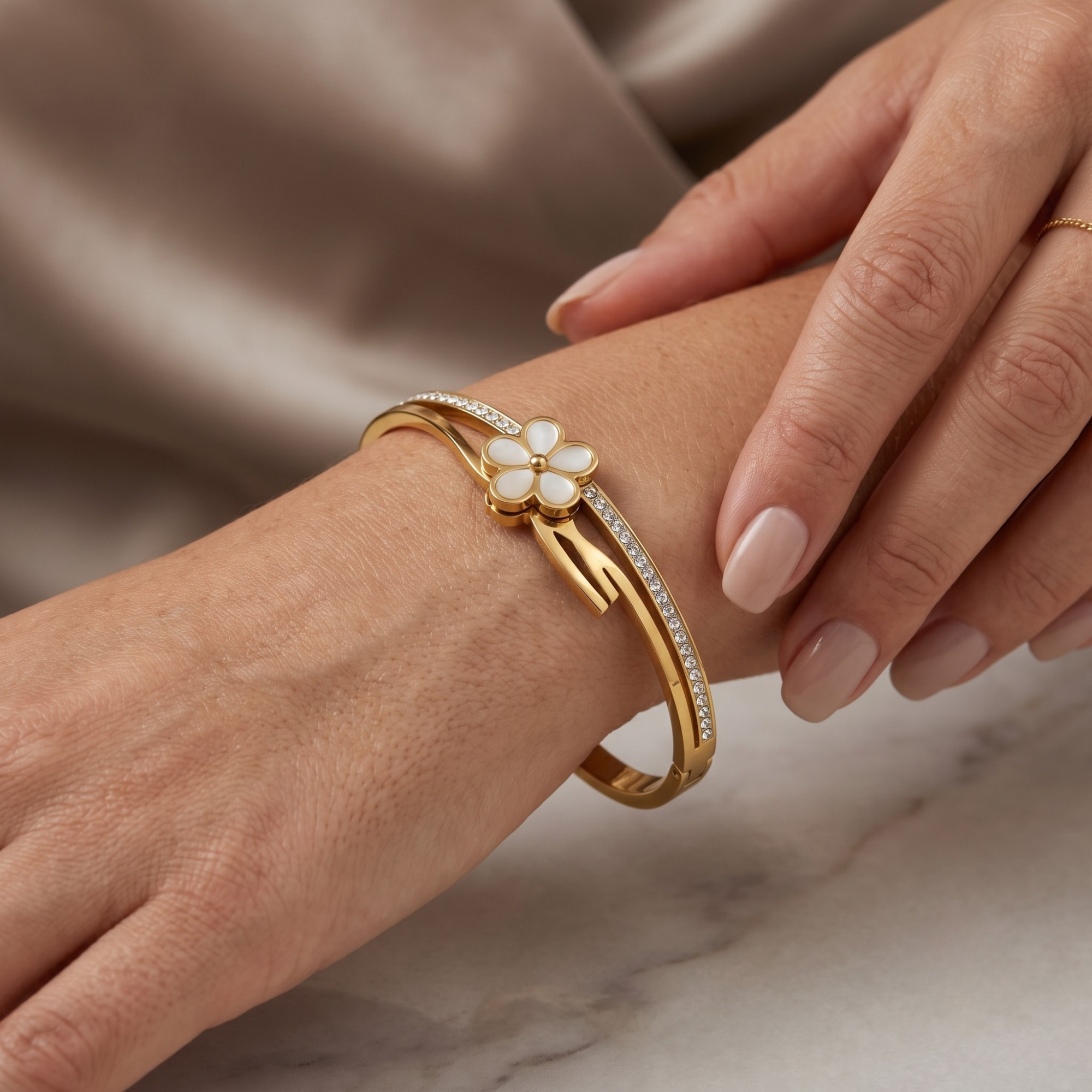 Pulsera Silueta Flor de Radiance