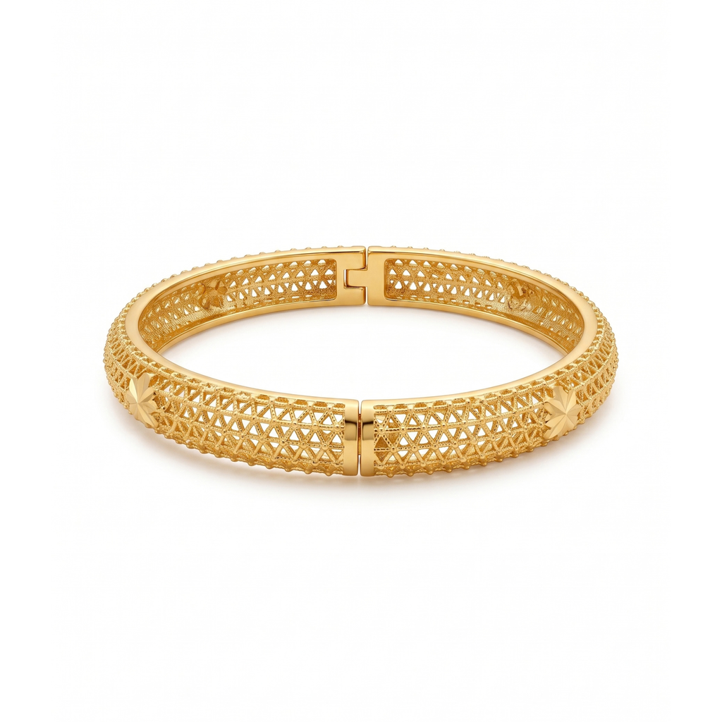 Brazalete Rígido Calado con Diseño Geométrico de Acero Chapado en Oro 18K