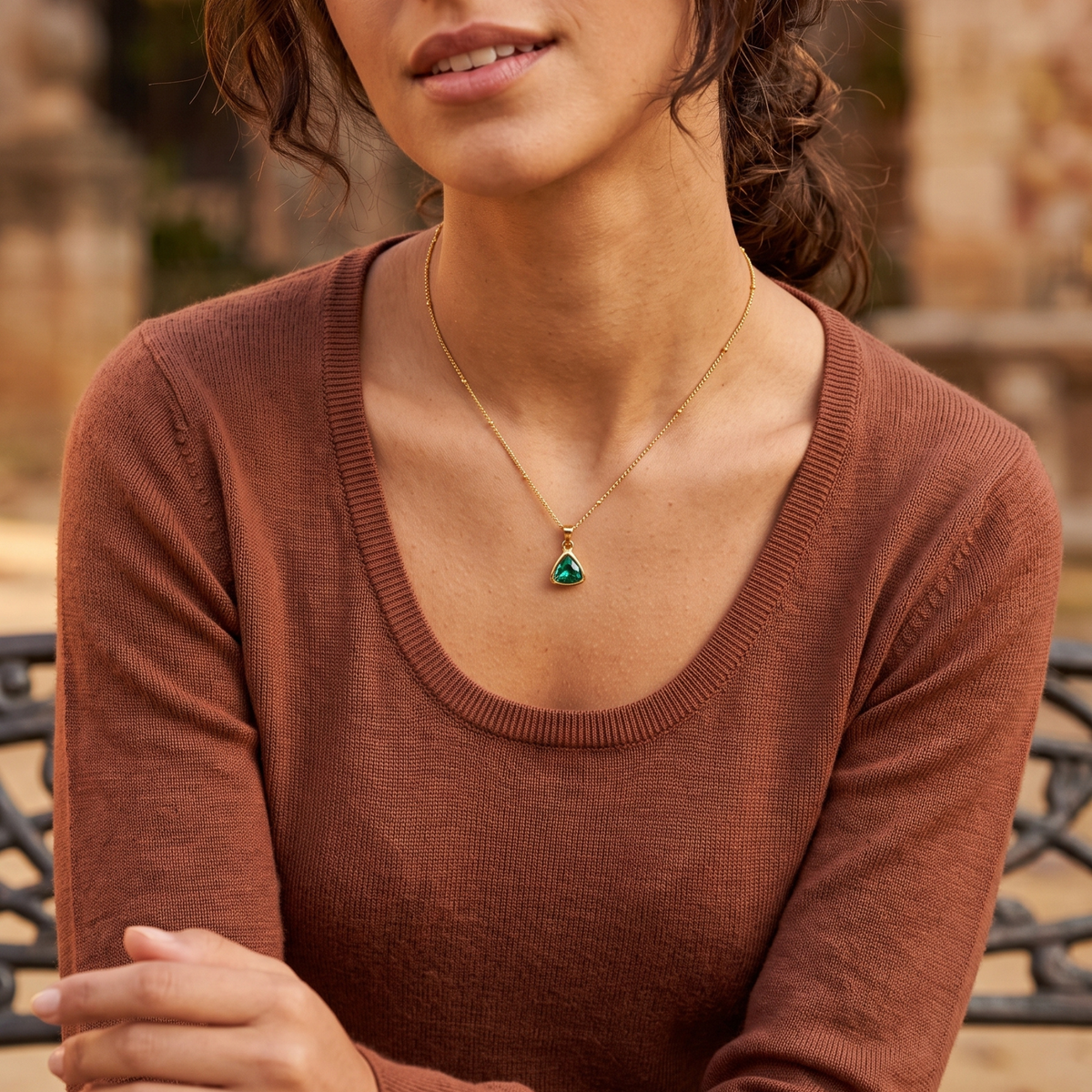 Collar Triángulo con Cristal Esmeralda - Acero Inoxidable Bañado en Oro