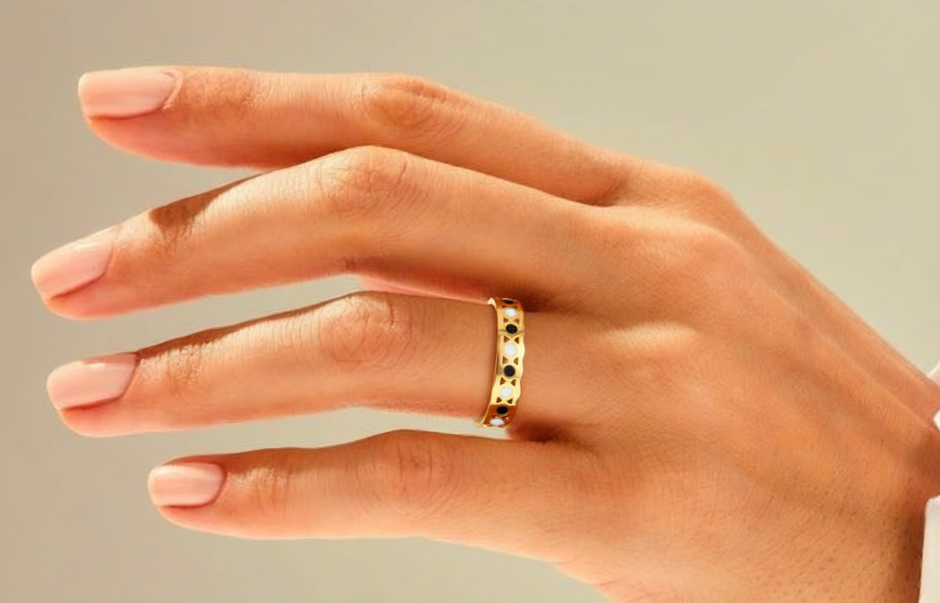 Anillo Calado con Círculos Esmaltados Blanco y Negro - Acero Inoxidable Bañado en Oro