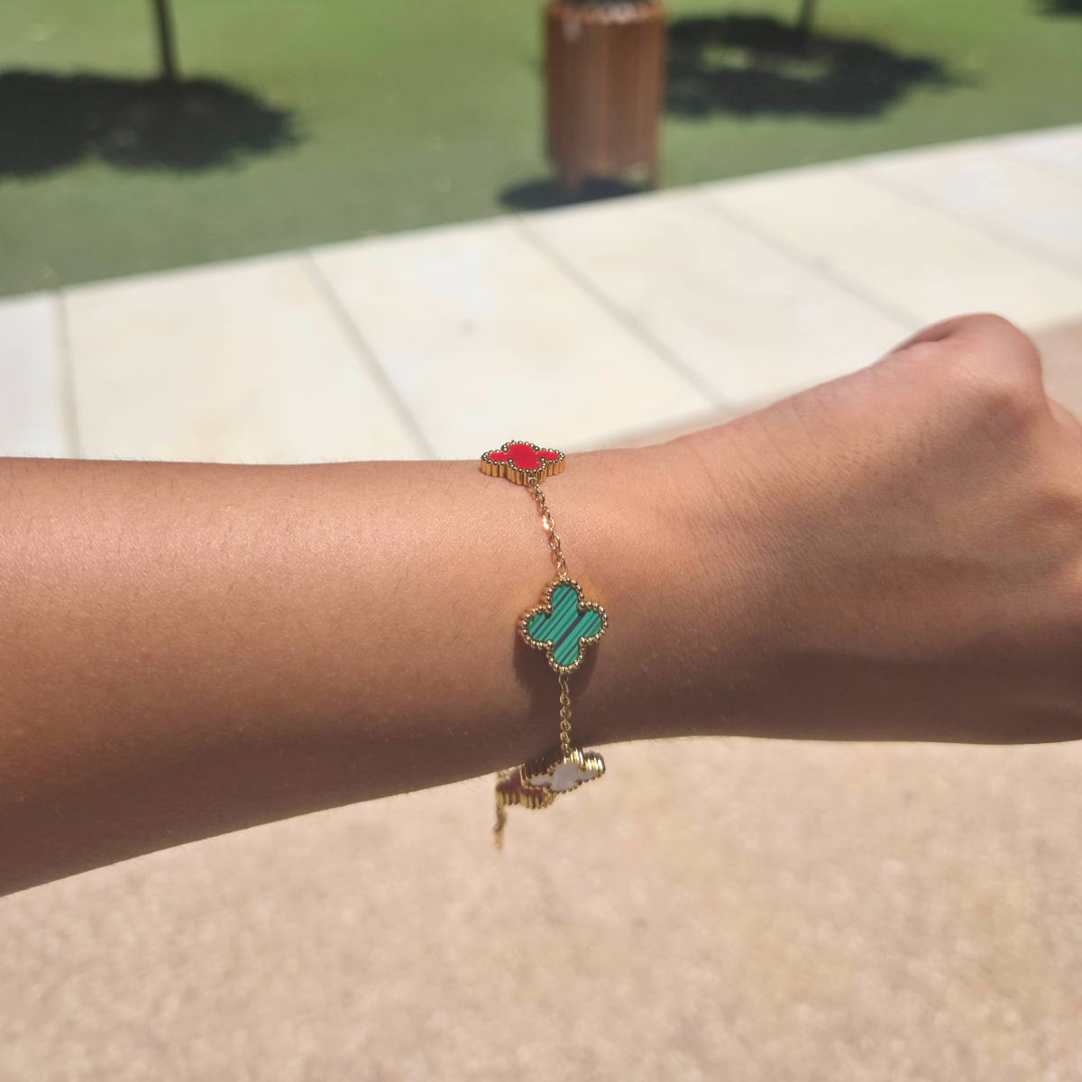 Pulsera de Tréboles de Cuatro Hojas Multicolores - 100% Acero Bañado en Oro 18K