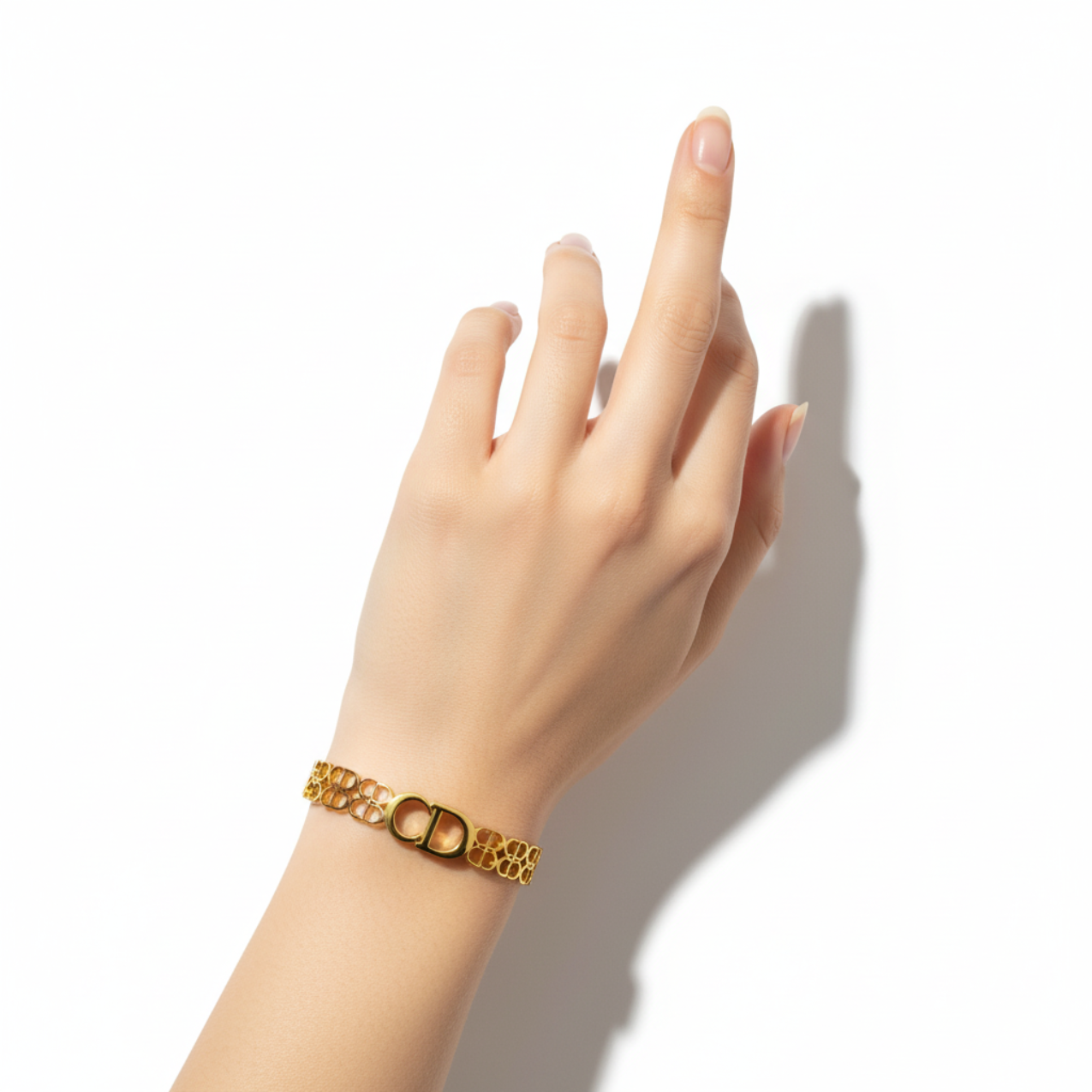 Pulsera Rígida con Doble Letra y Diseño Calado 100% Acero Bañado en Oro 18K