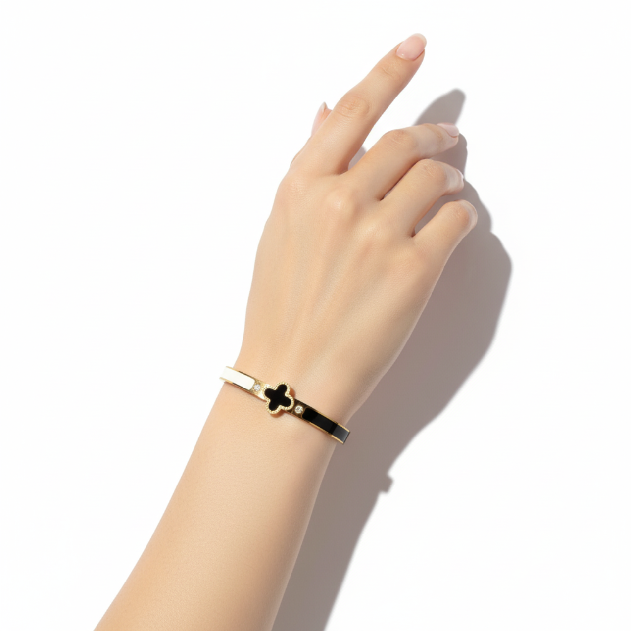 Pulsera Rígida con Trébol Esmaltado Negro, Detalles Blancos y Circonitas - 100% Acero Bañado en Oro 18K