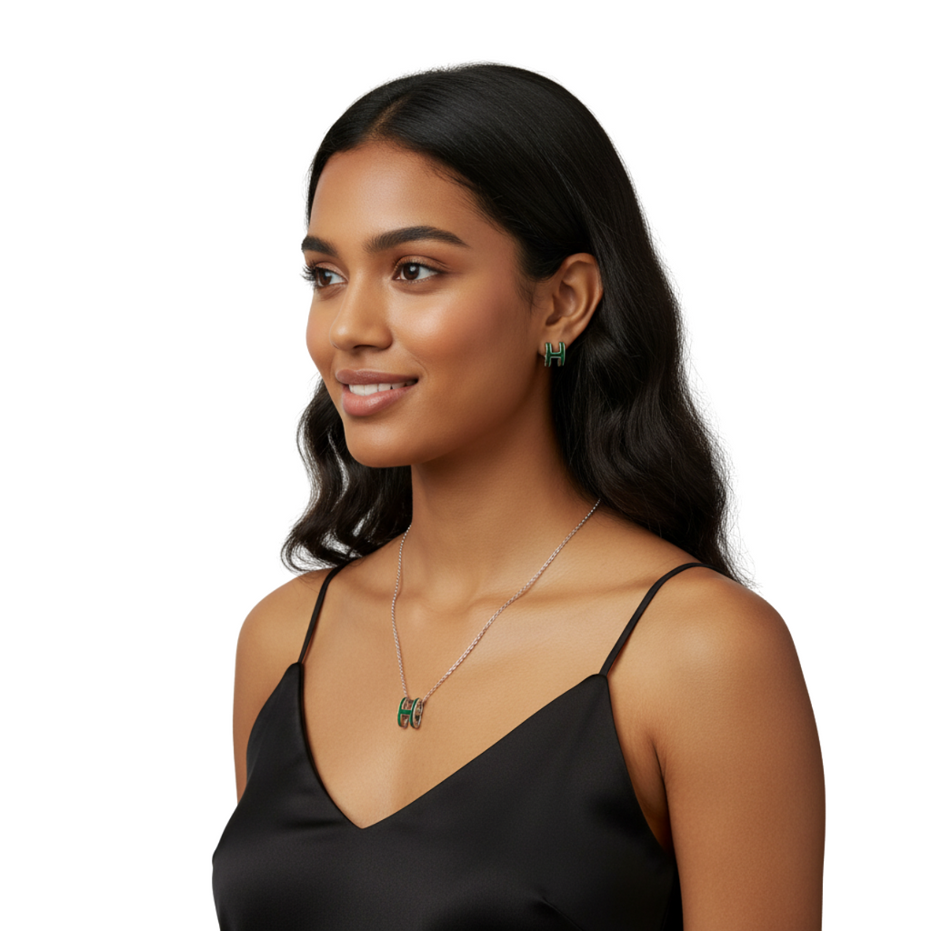 Conjunto Collar y Pendientes con Diseño de Letra 'H' Esmaltada Verde - 100% Acero Bañado en Rodio