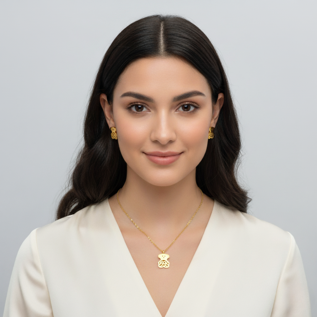 Conjunto de Collar y Pendientes de Osito Grabado 100% Acero Bañado en Oro 18K