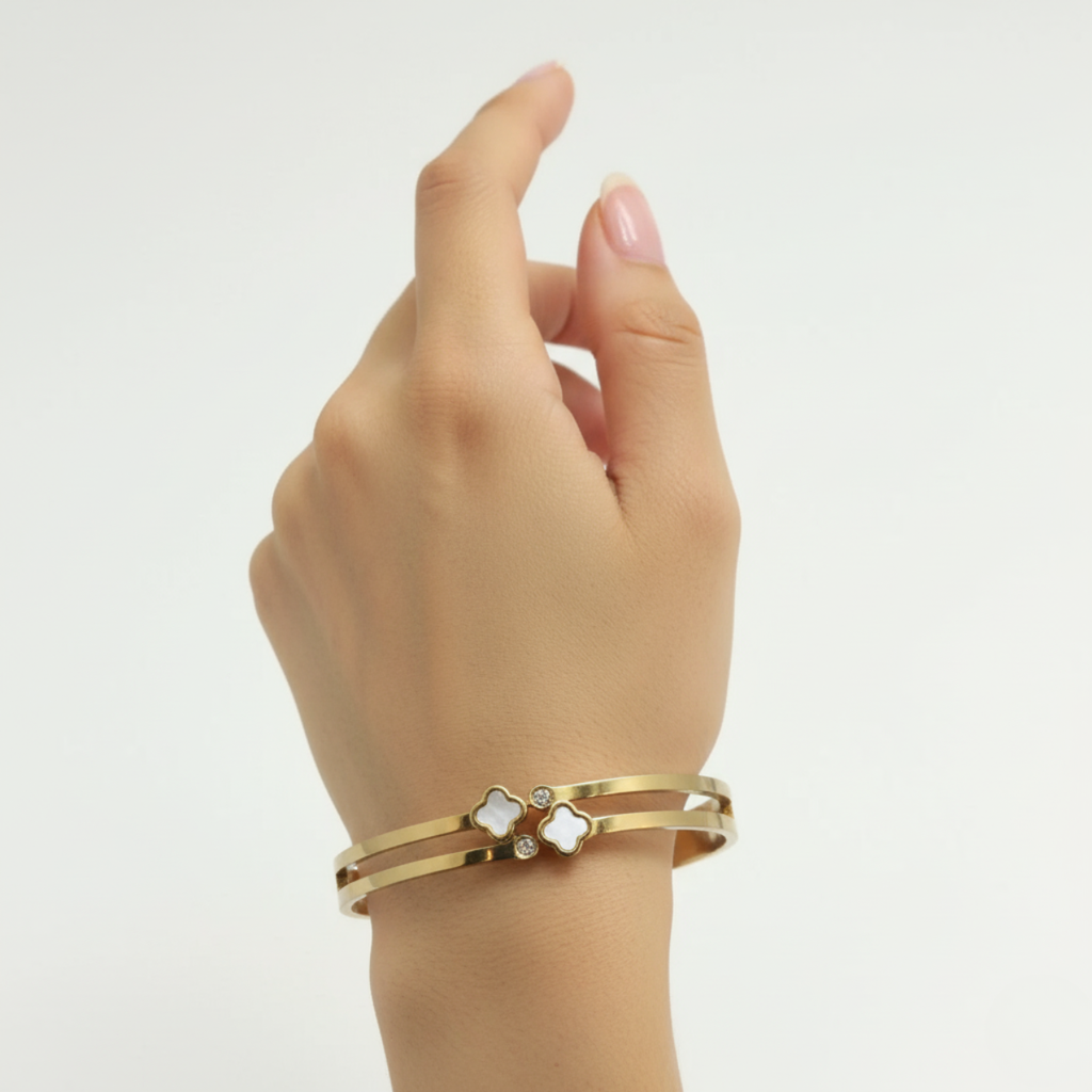 Pulsera Rígida Doble Banda con Tréboles de Nácar y Circonitas - 100% Acero Bañado en Oro 18K