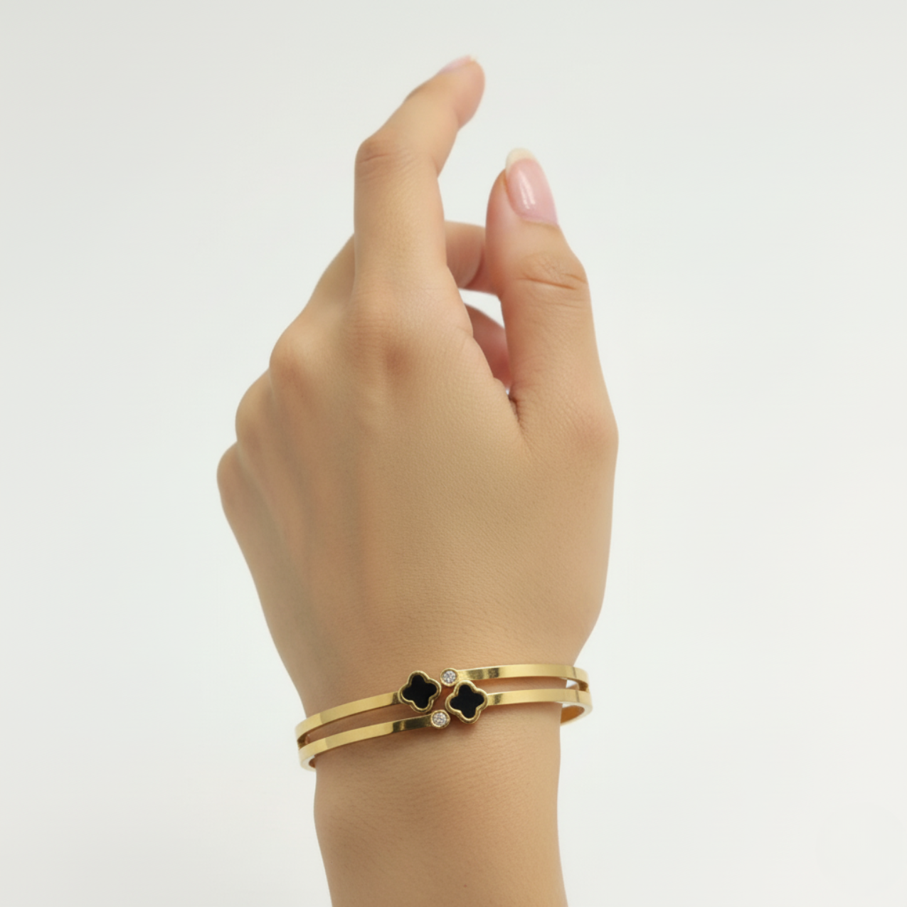 Pulsera Rígida Doble Banda con Tréboles Esmaltados Negros y Circonitas - 100% Acero Bañado en Oro 18K