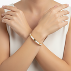 Pulsera Brazalete de Acero Chapado en Oro de 18K 100% con Detalles Esmaltados en Blanco