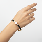 Pulsera Rígida con Diseño de Trébol de Nácar y Circonitas, Detalles Esmaltados Negros - 100% Acero Bañado en Oro 18K