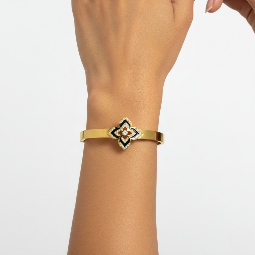 Pulsera Rígida con Flor de Cuatro Pétalos Esmaltada y Circonitas - 100% Acero Bañado en Oro 18K