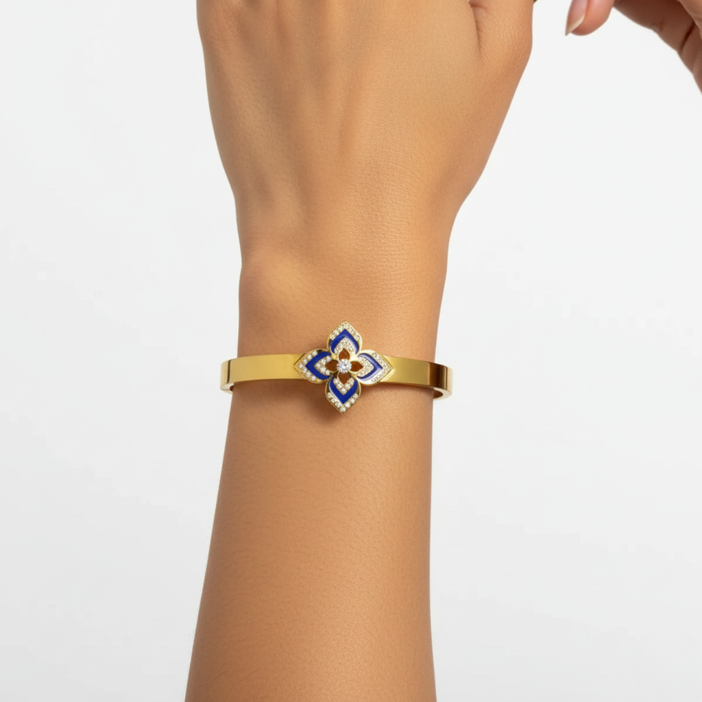 Pulsera Rígida con Flor de Cuatro Pétalos Esmaltada Azul y Circonitas - 100% Acero Bañado en Oro 18K