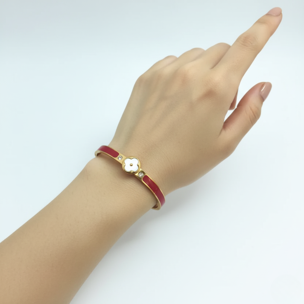 Pulsera Rígida con Trébol de Nácar y Circonitas, Detalles Esmaltados Rojos - 100% Acero Bañado en Oro 18K