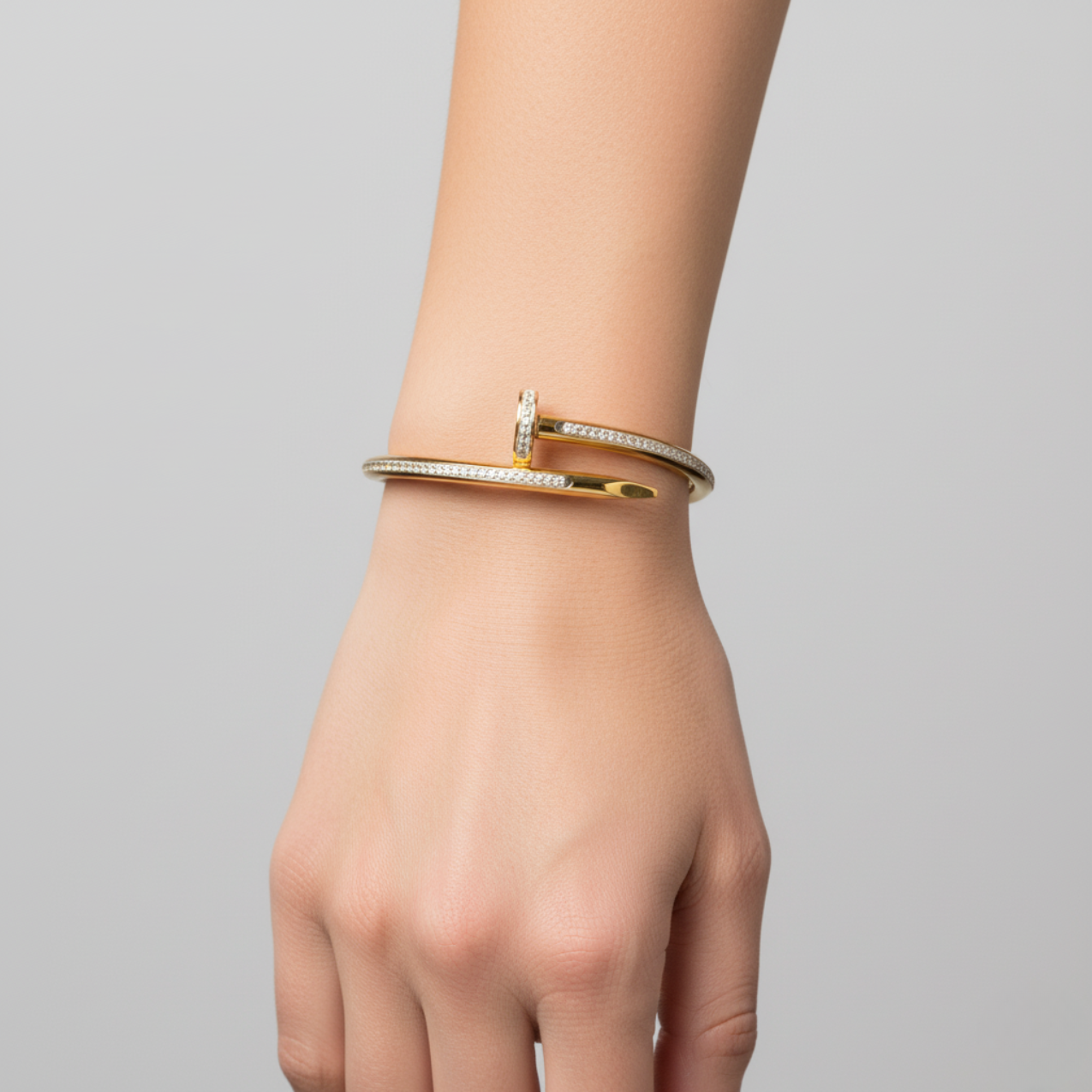 Pulsera Rígida Diseño de Clavo con Circonitas 100% Acero Bañado en Oro 18K